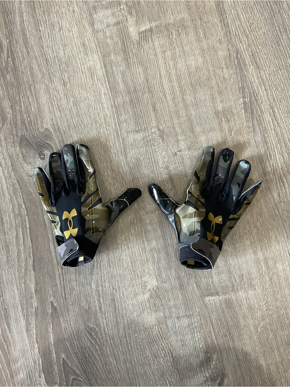 Under Armour Camo Football Gloves - Black & gold